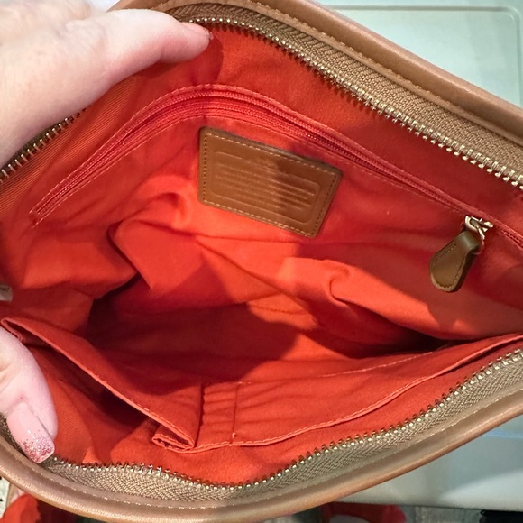 Coach EUC pebble leather crossbody purse. - Picture 3 of 4